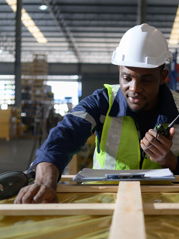 Hombre extanjero trabajando en la industria