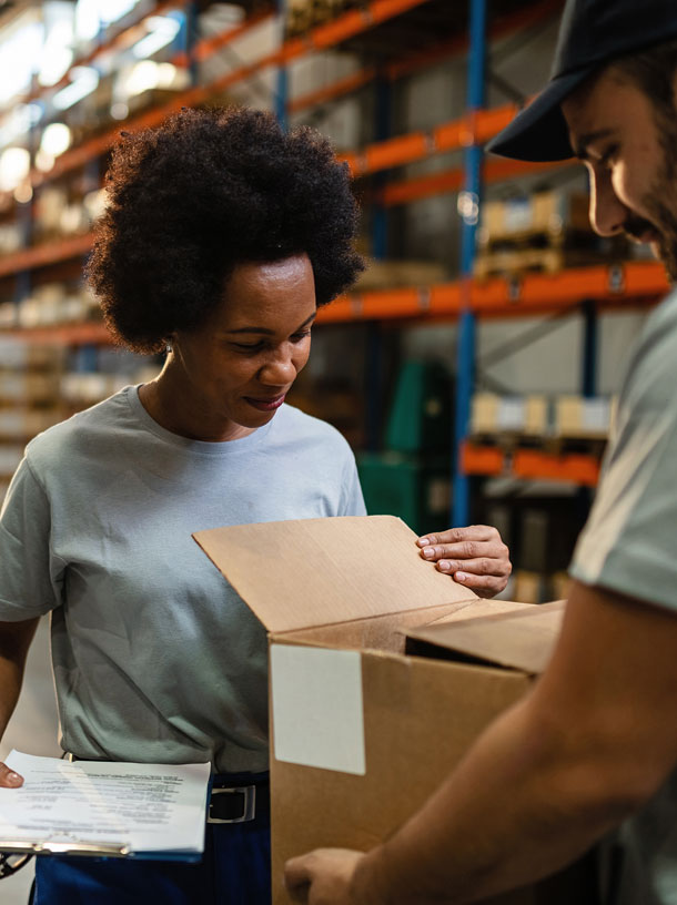 Mujer extranjera trabajando en logistica