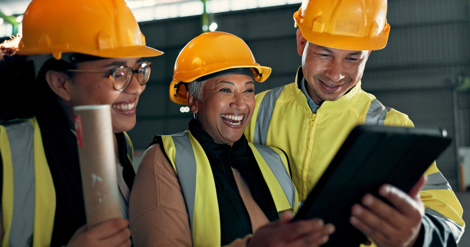 Tres ersonas trabajando en el sector e la construccion