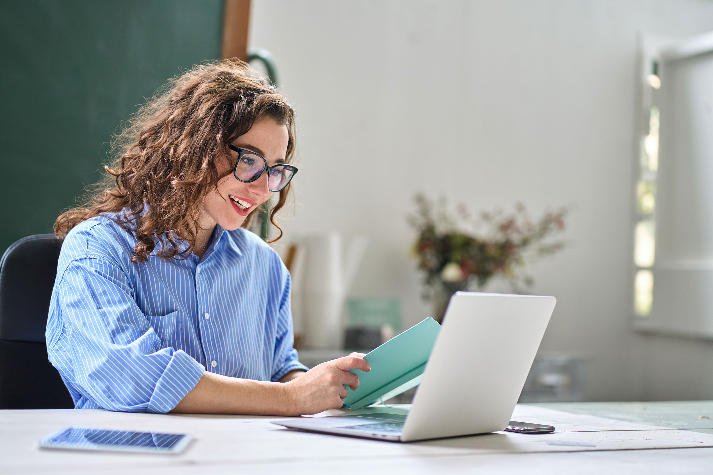Mujer usando una plataforma de gestion de extranjeria en el ordenador