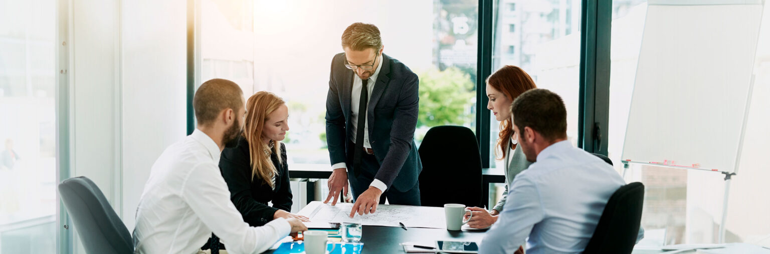 Asesoria entregando un permiso de trabajo extranjero